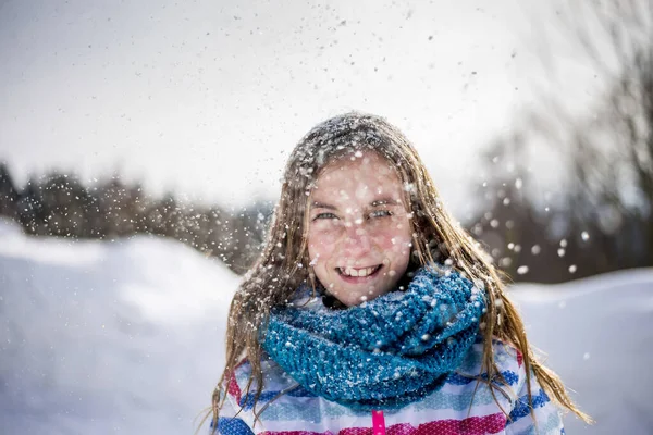 Fiatal Lány Szórakozás Télen — Stock Fotó