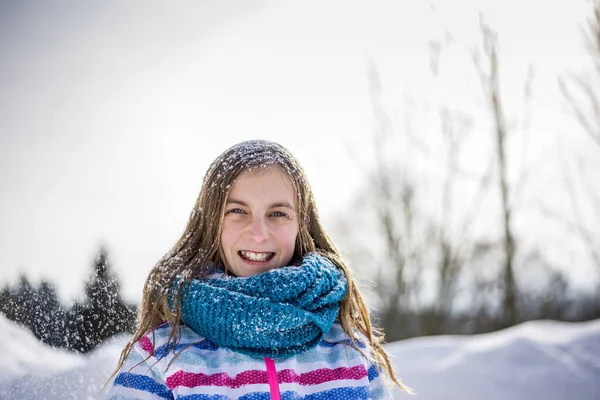 Νεαρό Κορίτσι Που Διασκεδάζει Χειμώνα — Φωτογραφία Αρχείου