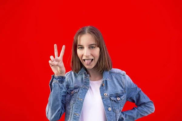 Happy Young Girl Showing Victory Sign — Stock Photo, Image