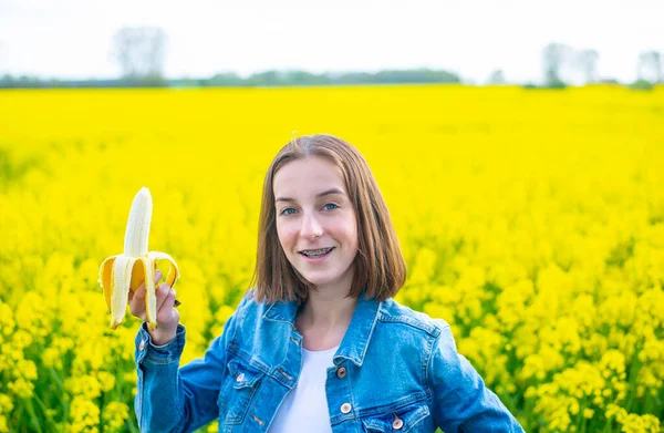 Feliz Chica Joven Con Plátano — Foto de Stock