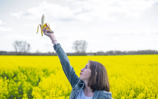 Menina Feliz Com Banana — Fotografia de Stock