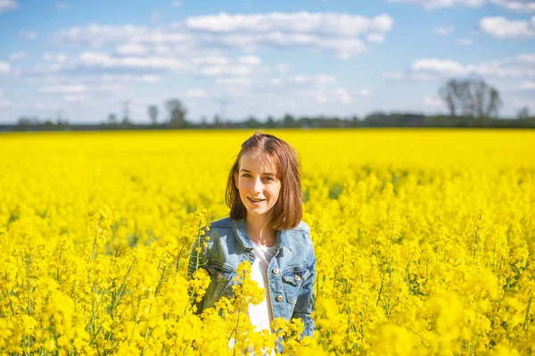 Felice Ragazza Piedi Campo Stupro — Foto Stock