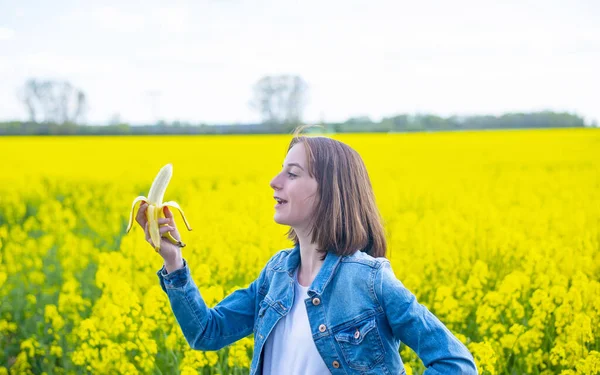 幸せな若いです女の子とバナナ — ストック写真
