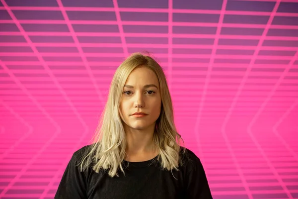 Young Woman Standing Grid Pattern — Stock Photo, Image