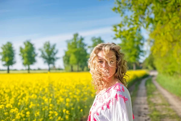 Zmysłowa Młoda Kobieta Rozczochranymi Włosami — Zdjęcie stockowe