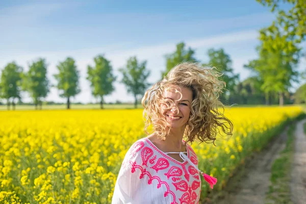 Saçları Dağınık Mutlu Genç Bir Kadın — Stok fotoğraf