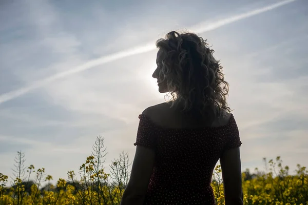 Bonita Jovem Mulher Desfrutando Sol Noite — Fotografia de Stock