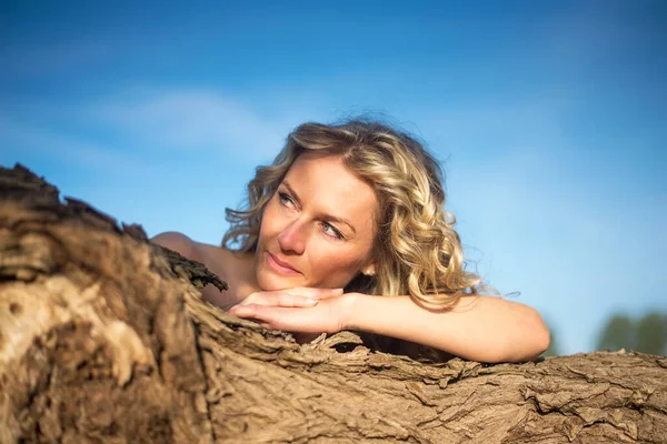 Dromerige Jonge Vrouw Genieten Avond Zon — Stockfoto