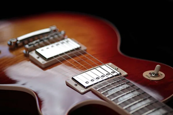 Трибл Свифт и шейный пикап на новой электрической гитаре — стоковое фото