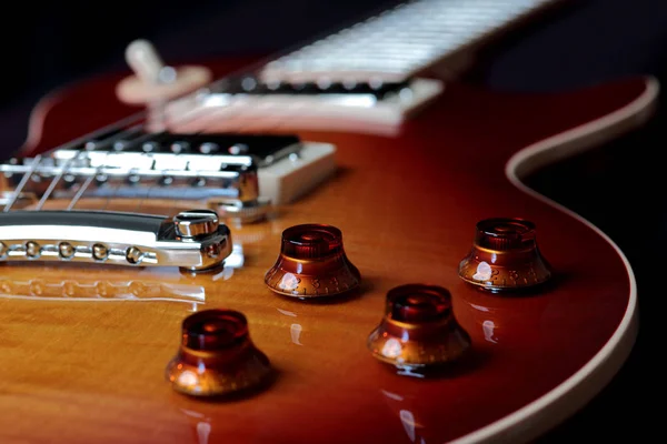 Foto de cerca de los controles de volumen y tono de la guitarra eléctrica Fotos de stock libres de derechos