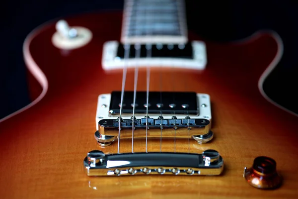 Pont de guitare électrique Ramassage, empennage et cordes Image En Vente