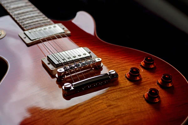 Cuerpo de guitarra eléctrica roja cereza con fondo negro Imágenes De Stock Sin Royalties Gratis