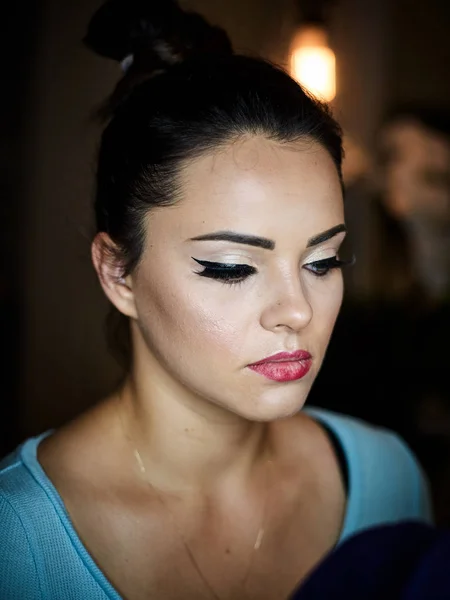 Maquiagem artista fazendo profissional compõem de mulher jovem. Beleza shcool. — Fotografia de Stock