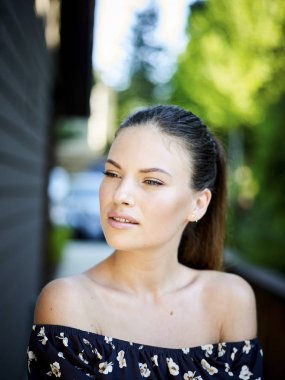 Açık atmosferik moda fotoğraf genç güzel kız