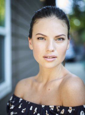 Açık atmosferik moda fotoğraf genç güzel kız