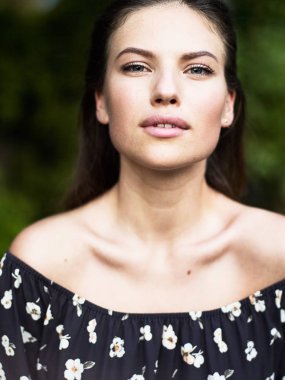 Açık atmosferik moda fotoğraf genç güzel kız