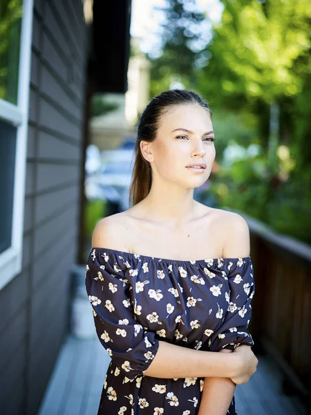 Foto Buiten Atmosferische Mode Voor Jonge Mooie Dame — Stockfoto