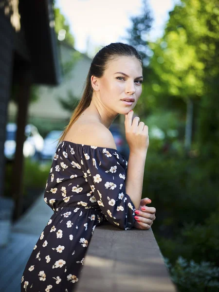 Foto Buiten Atmosferische Mode Voor Jonge Mooie Dame — Stockfoto