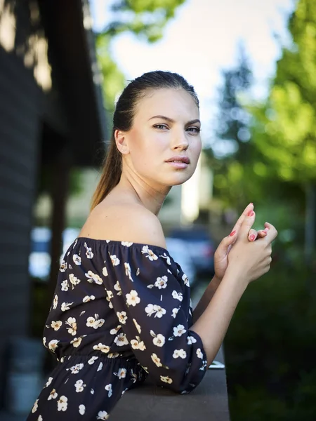 Foto Buiten Atmosferische Mode Voor Jonge Mooie Dame — Stockfoto