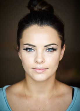   Kadın kozmetik portre kırmızı dudaklar, Güzellik Portresi, salon ve reklam için güzel insanlar ve sağlıklı bakım cilt ve saç.