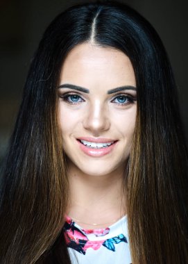   Kadın kozmetik portre kırmızı dudaklar, Güzellik Portresi, salon ve reklam için güzel insanlar ve sağlıklı bakım cilt ve saç.