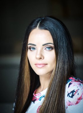   Kadın kozmetik portre kırmızı dudaklar, Güzellik Portresi, salon ve reklam için güzel insanlar ve sağlıklı bakım cilt ve saç.