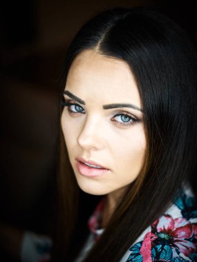   Kadın kozmetik portre kırmızı dudaklar, Güzellik Portresi, salon ve reklam için güzel insanlar ve sağlıklı bakım cilt ve saç.