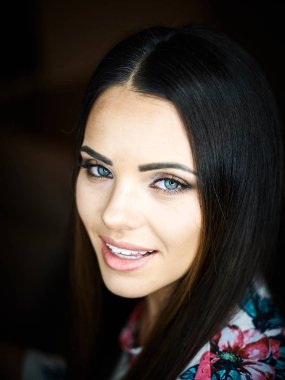   Kadın kozmetik portre kırmızı dudaklar, Güzellik Portresi, salon ve reklam için güzel insanlar ve sağlıklı bakım cilt ve saç.