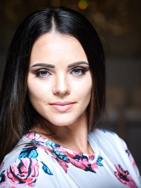   Kadın kozmetik portre kırmızı dudaklar, Güzellik Portresi, salon ve reklam için güzel insanlar ve sağlıklı bakım cilt ve saç.