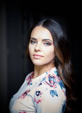   Kadın kozmetik portre kırmızı dudaklar, Güzellik Portresi, salon ve reklam için güzel insanlar ve sağlıklı bakım cilt ve saç.