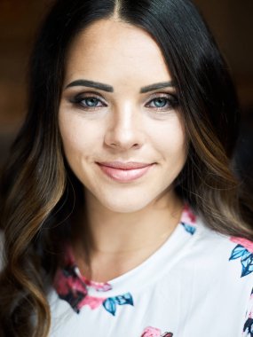   Kadın kozmetik portre kırmızı dudaklar, Güzellik Portresi, salon ve reklam için güzel insanlar ve sağlıklı bakım cilt ve saç.