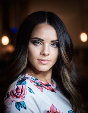   Kadın kozmetik portre kırmızı dudaklar, Güzellik Portresi, salon ve reklam için güzel insanlar ve sağlıklı bakım cilt ve saç.