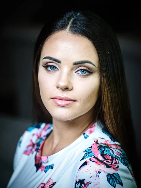   Kadın kozmetik portre kırmızı dudaklar, Güzellik Portresi, salon ve reklam için güzel insanlar ve sağlıklı bakım cilt ve saç.