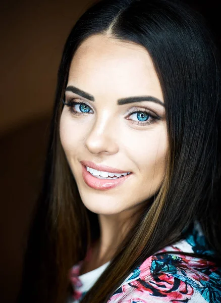   Kadın kozmetik portre kırmızı dudaklar, Güzellik Portresi, salon ve reklam için güzel insanlar ve sağlıklı bakım cilt ve saç.