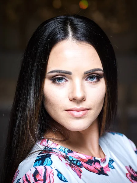   Kadın kozmetik portre kırmızı dudaklar, Güzellik Portresi, salon ve reklam için güzel insanlar ve sağlıklı bakım cilt ve saç.