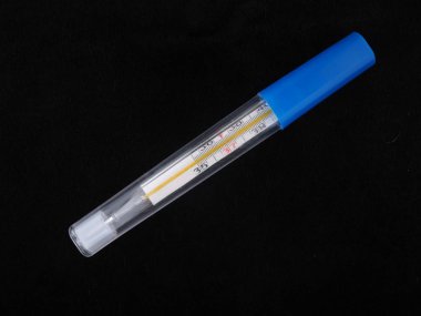 Siyah bir arka plan üzerinde tıbbi termometre