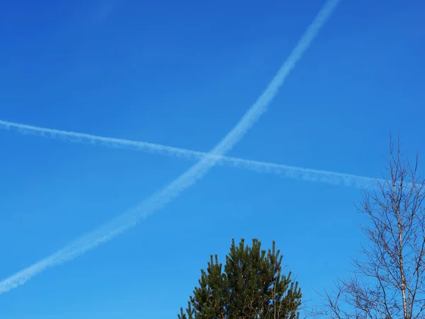 Ślady Samolot Przeciw Błękitne Niebo — Zdjęcie stockowe
