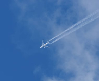 Mavi gökyüzüne karşı uçak