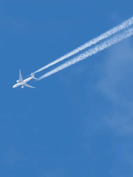 Flugzeug Gegen Den Blauen Himmel — Stockfoto