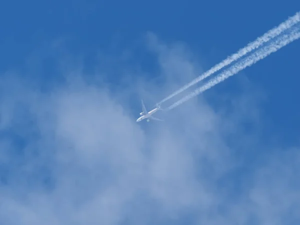 Flugzeug Gegen Den Blauen Himmel — Stockfoto