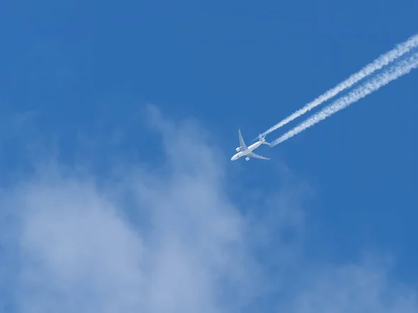 Flugzeug Gegen Den Blauen Himmel — Stockfoto
