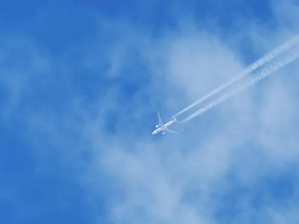 Flugzeug Gegen Den Blauen Himmel — Stockfoto