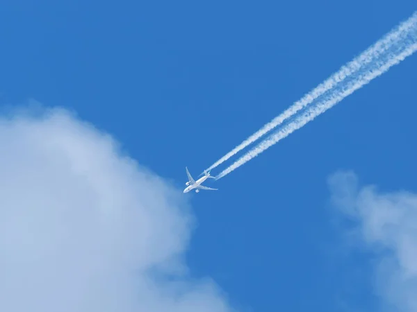 Flugzeug Gegen Den Blauen Himmel — Stockfoto