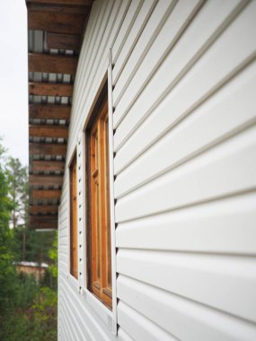 Çerçeve ev inşaatı. Siding yükleme