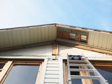 Çerçeve ev inşaatı. Siding yükleme