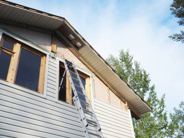 Çerçeve ev inşaatı. Siding yükleme