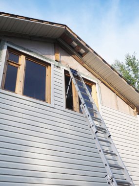 Çerçeve ev inşaatı. Siding yükleme