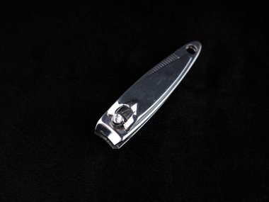 tırnak makası siyah arka plan üzerine