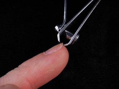 tırnak makası siyah arka plan üzerine