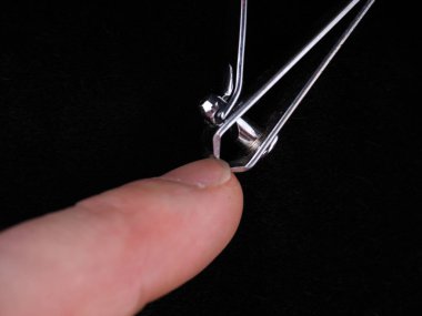 tırnak makası siyah arka plan üzerine